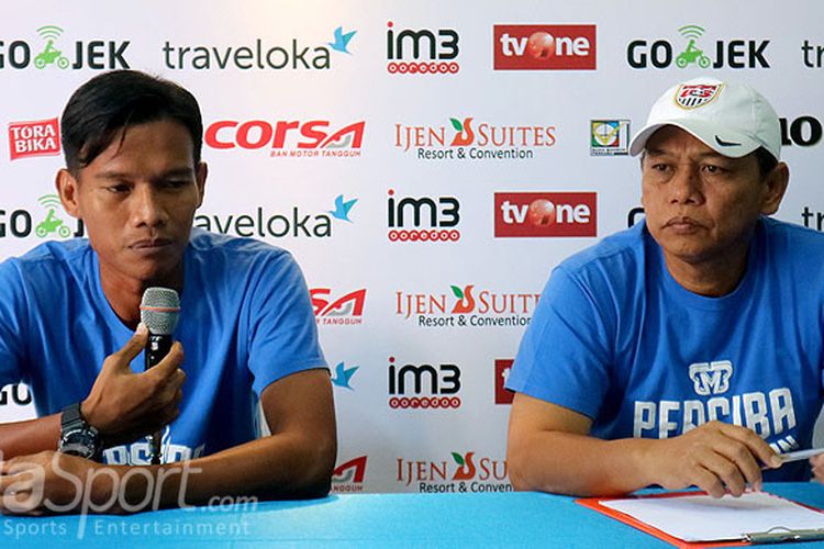 Pelatih Persiba Balikpapan, Haryadi dan Yudi Khorudin, berbicara kepada media saat konfrensi pers di Kantor Arema FC Malang, Jawa Timur (17/08/2017) Kamis siang, menjelang laga lanjutan Liga 1 melawan Arema FC