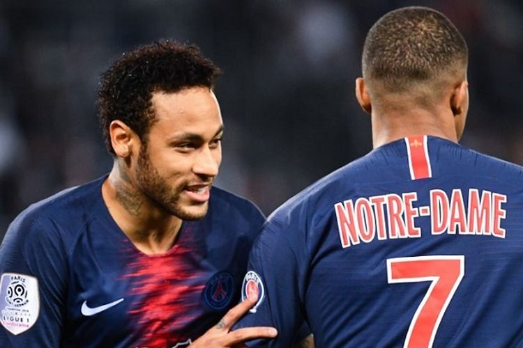 Penyerang Paris Saint-Germain Neymar (kiri) dan Kylian Mbappe beraksi dalam pertandingan sepak bola Liga Perancis antara Paris Saint-Germain (PSG) dan Monaco pada 21 April 2019 di Stadion Parc des Princes di Paris.