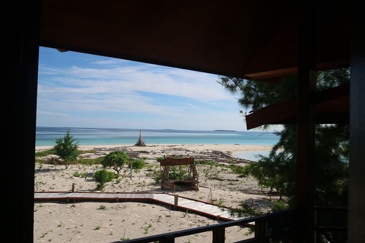Pemandangan pasir pantai dari dalam resor yang berada di area Pantai Tinabo, Taman Nasional Taka Bonerate, Kabupaten Kepulauan Selayar, Sulawesi Selatan, Senin (29/4/2019). Sampah-sampah kiriman dari daerah-daerah lain menjadi masalah yang belum bisa tertangani di berbagai daerah pesisir.