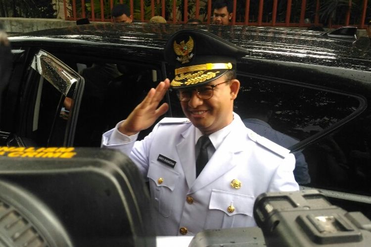Gubernur DKI Jakarta terpilih Anies Baswedan hendak berangkat menuju Masjid Sunda Kelapa dari rumahnya di Lebak Bulus, Jakarta Selatan, Senin (16/10/2017).