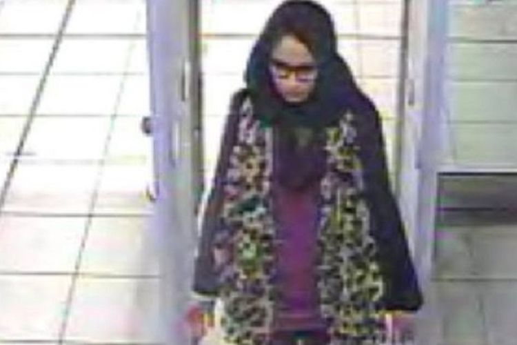 Rekaman CCTV menunjukkan Shamima Begum ketika berada di Bandara Gatwick, Inggris, sebelum bertolak ke Turki dan menyeberangi Suriah demi bisa bergabung dengan ISIS pada 2015. Empat tahun berlalu, kini dia ingin pulang agar bisa melahirkan di sana.