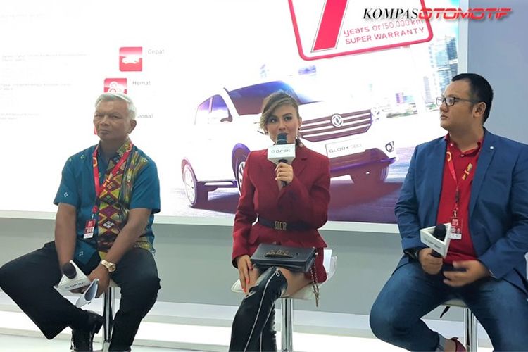 Agnez Mo di booth DFSK Telkomsel IIMS 2019