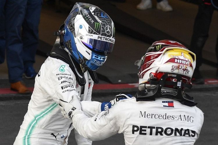 Valtteri Bottas dan Lewis Hamilton meraih podium tertinggi pada lomba balap F1 GP Azerbaijan di Baku, 28 April 2019. 