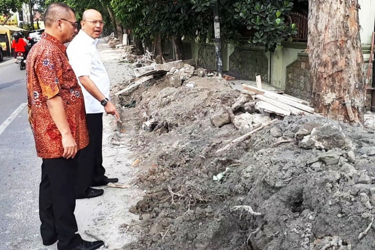 Tanah bekas galian tidak diangkat dari badan jalan, Wali Kota Medan Dzulmi Eldin marahi Kadis PU Kota Medan Khairul Syahnan, Jumat (20/10/2017). 