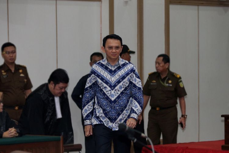 Basuki Tjahaja Purnama atau Ahok mengikuti sidang pembacaan putusan di Pengadilan Negeri Jakarta Utara di Auditorium Kementerian Pertanian, Jakarta Selatan, Selasa (9/5/2017). Majelis hakim menjatuhkan hukuman pidana 2 tahun penjara. Basuki Tjahaja Purnama dan kuasa hukumnya menyatakan banding.