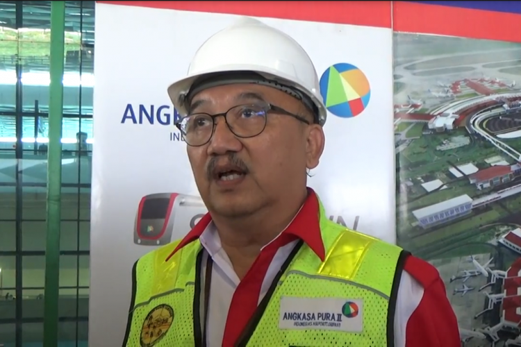 Direktur Operasional dan Teknik PT Angkasa Pura II Djoko Murjatmodjo saat menghadiri uji coba skytrain di Bandara Soekarno-Hatta, Tangerang, Senin (14/8/2017).