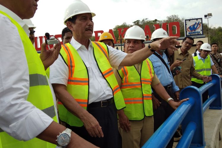 Menteri Koordinator Bidang Kemaritiman Luhut Binsar Panjaitan saat meninjau pembangunan Bendungan Raknamo di Kabupaten Kupang, Nusa Tenggara Timur.