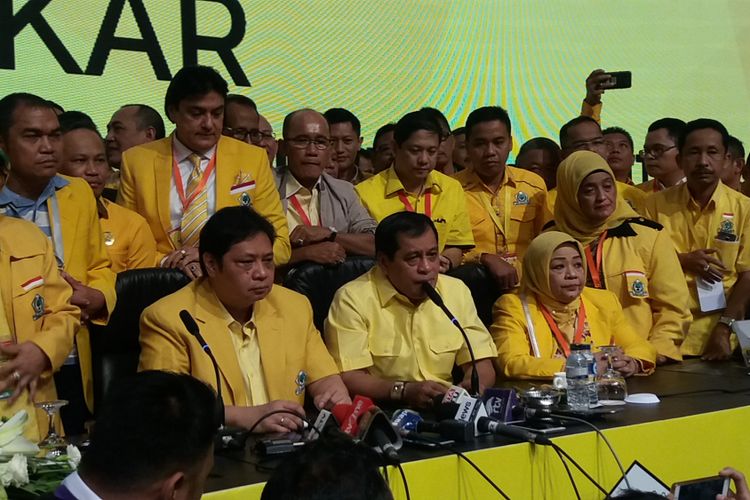 Ketua Umum DPP Partai Golkar Nurdin Halid (kiri) dan Ketua Penyelenggara Musyawarah Nasional Luar Biasa (Munaslub) Partai Golkar, Nurdin Halid (tengah) saat menyampaikan konferensi pers, Rabu (20/12/2017).