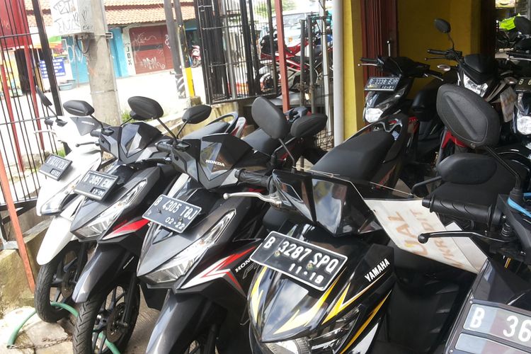 Deretan motor bekas yang dijual di diler mokas Sukses Motor, Pancoran Mas, Depok, Rabu (31/1/2018).