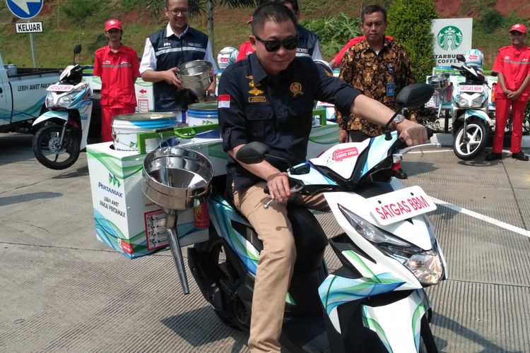 Menteri Energi dan Sumber Daya Mineral (ESDM) Ignasius Jonan menjajal motor penjual BBM di Rest area SPBU Cipali, Sabtu (2/6/2018).