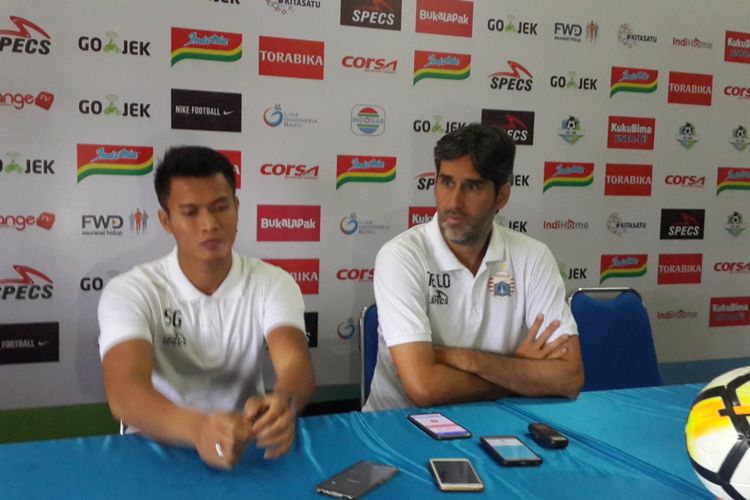 Pelatih Persija Jakarta, Stefano Cugurra Teco (kanan) saat konferensi pers di Kantor Arema FC, Sabtu (4/8/2018).
