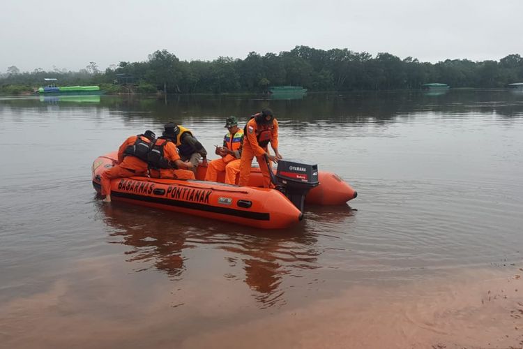 Proses pencarian korban kapal tenggelam di Sungai Kapuas di Desa Seberuang, Kecamatan Semitau, Kabupaten Kapuas Hulu, Kalimantan Barat (22/1/2019)