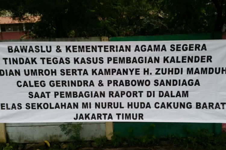 Bawaslu Jaktim pasang spanduk peringatan pelanggaran kampanye yang dilakukan oleh Caleg Gerindra di Cakung, Jakarta Timur