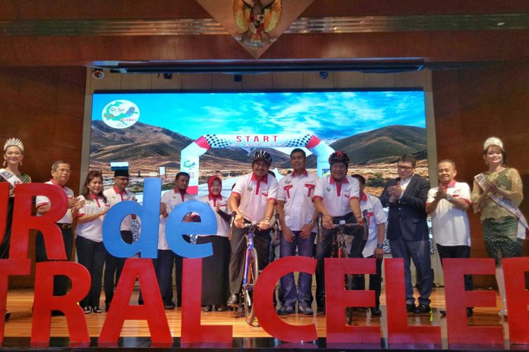 Menteri Pariwisata Arief Yahya (kiri) dan Gubernur Sulawesi Tengah Longki Djanggola (kanan) sedang membuka peluncuran acara Tour de Central Celebes dengan mengenakan sepeda di Gedung Kementerian Pariwisata, Selasa (25/7/2017).