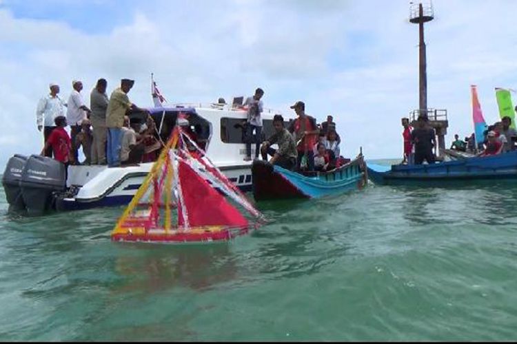 Miniatur kapal Phinisi dilepas saat ritual Syukur Pantai di Desa Batu Belubang, Bangka Tengah, Kepulauan Bangka Belitung, Minggu (7/1/2018).