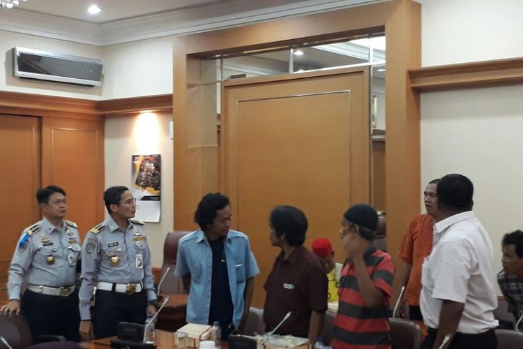 Wakil Gubernur DKI Jakarta Sandiaga Uno saat rapat dengan sopir angkot Tanah Abang di Balai Kota, Jumat (2/2/2018).
