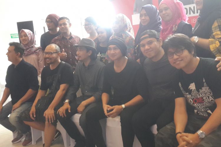 Anji dan personel band Padi Reborn berfoto bersama sebelum tampil dalam exclusive concert Ternyata Cinta di Graha Cakrawala, Kota Malang, Rabu (14/2/2018)