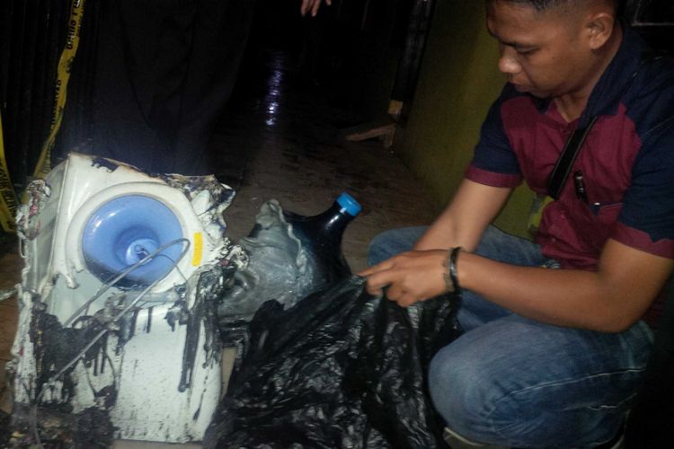 Anggota Polres Sukabumi memperlihat barang bukti di antaranya dispenser dan galon air dalam kondisi rusak di tempat kejadian perkara ledakan di Cikembar, Sukabumi, Jawa Barat, Selasa (4/9/2018) malam. 