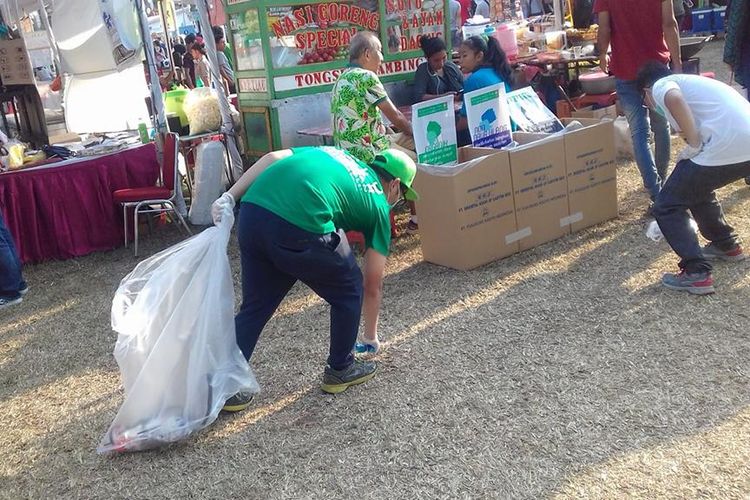 Kegiatan pengumpulan sampah yang dilakukan Jakarta Osoji Club saat ditemui di Jak-Japan Festival 2019, Sabtu (7/9/2019)