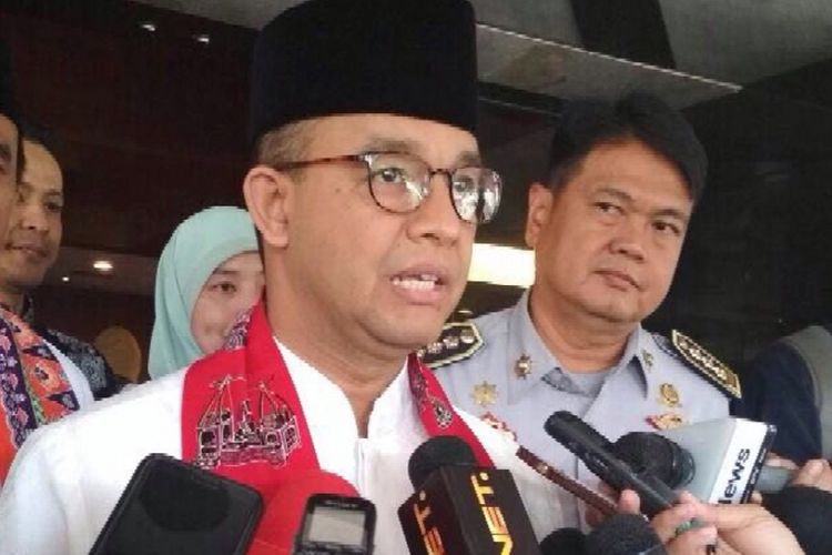 Gubernur DKI Jakarta Anies Baswedan saat menghadiri pertemuan dengan Gubernur Bank Indonesia terkait Chaslesh Payment System di Ruang Rapat Gubernur BI, Gedung Thamrin Lantai 3, Jakarta Pusat, Jumat (5/1/2018).