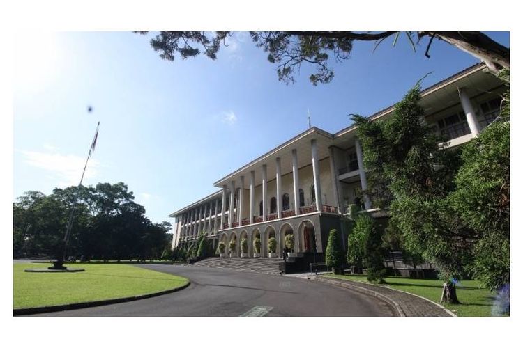 Universitas Gadjah Mada taih peringkat ke-74 sebagai universitas terbaik di Asia versi Quacquarelli Symonds (QS).