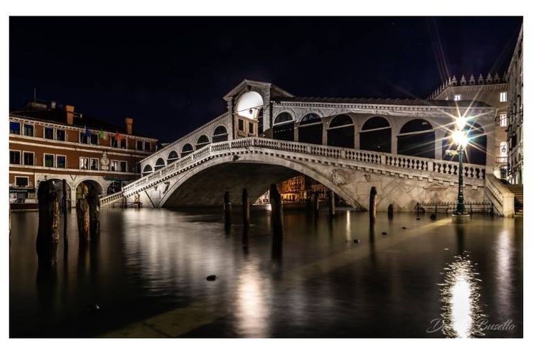 Jembatan Rialto saat banjir di mlam hari di Kota Venesia, Italia.