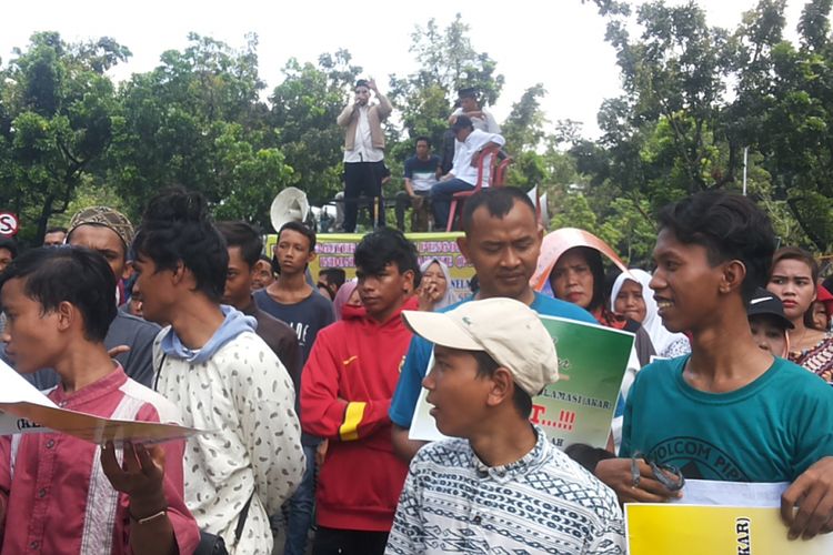 Massa yang mengatasnamakan diri perwakilan nelayan Muara Angke dan Muara Kamal, Jakarta Utara, mengadakan unjuk rasa di depan Balai Kota, Jakarta Pusat, Kamis (26/10/2017). 