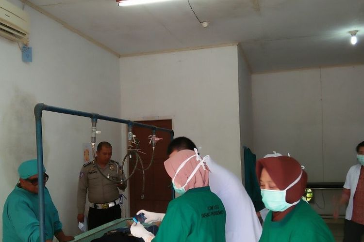 Jenazah Agien Tri WIjaya sudah berada di RSUD Prabumulih untuk dilakukan visum. Agien menjadi korban tewas dalam kecelakaan tabrakan antara sedan Alties dengan truk mitsubishi di Dusun Talang Bernai Prabumulih 