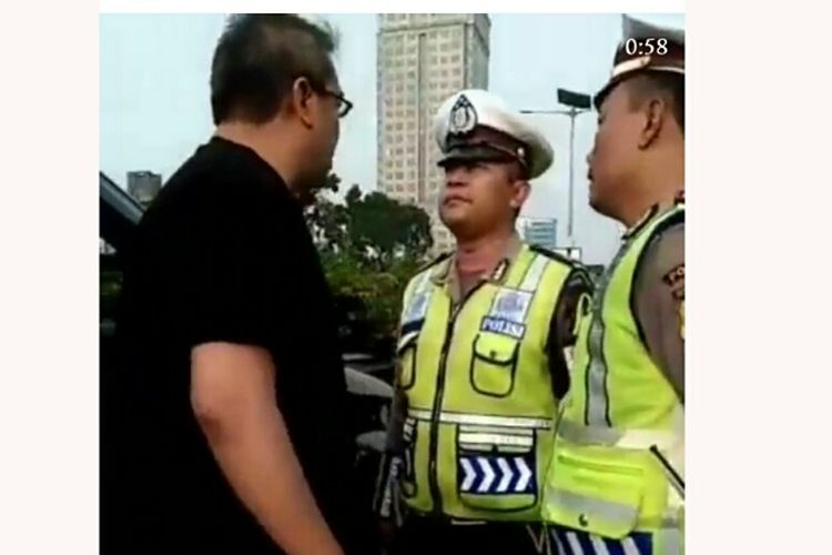 Perdebatan antara polisi dan pengendara di Jalan Tol Cawang Arah Semanggi.