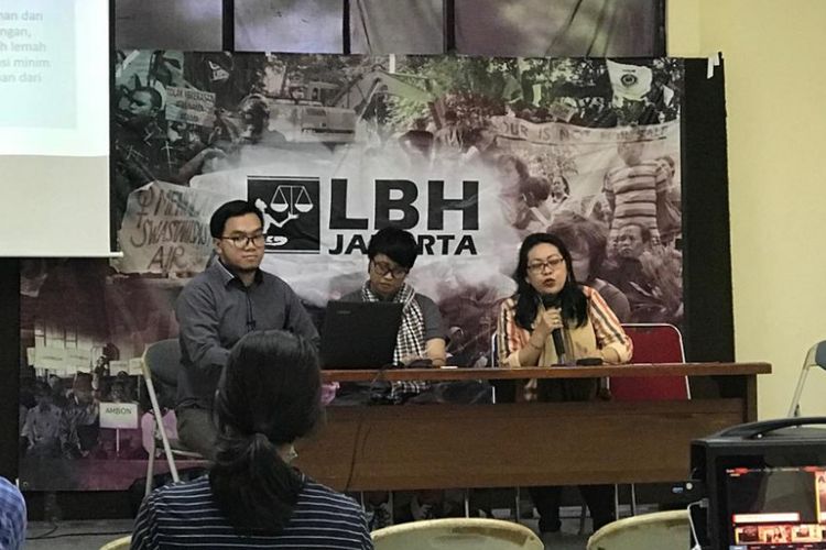 Koordinator Jaringan Kerja Program Legislasi Pro Perempuan (JKP3), Ratna Bantara Mukti (kanan), saat konferensi pers di Kantor Lembaga Bantuan Hukum (LBH) Jakarta, Jakarta Pusat, Rabu (6/2/2019).