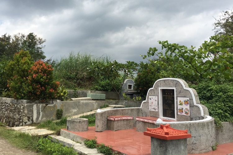 Pemakaman atau kuburan keturunan Tionghoa di Gang At-Taufiq, Kecamatan Babelan, Kabupaten Bekasi, Jawa Barat, Selasa (30/1/2018). 