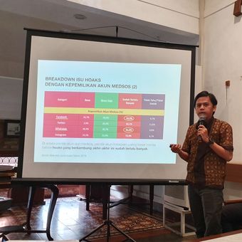 Peneliti Digitroops Yusep M Sofyan saat merilis hasil surveinya di Jakarta, Kamis (11/4/2019). 