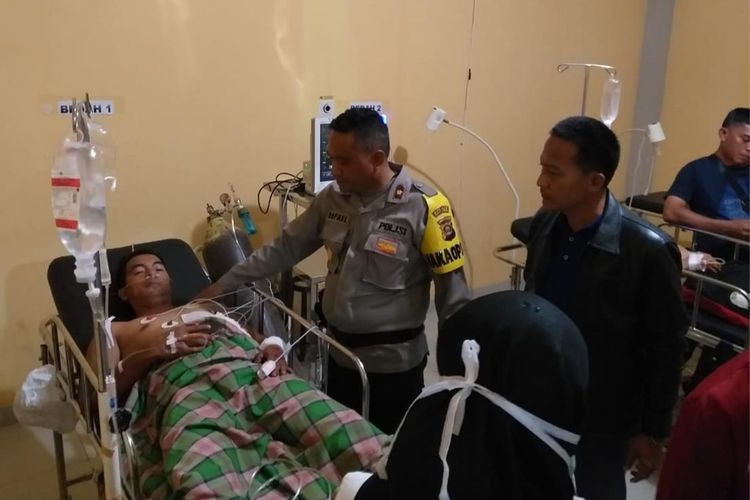 Ipda Arsan Fajri Kanit Polsek Ulu Musi saat menjalani perawatan di rumah sakit Tebing Tinggi, Kabupaten Empat Lawang setelah mengalami luka tusuk, Rabu (31/7/2019).