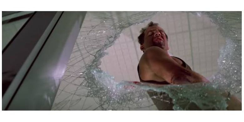 Cuplikan adegan Bruce Willis dalam film aksi Die Hard.