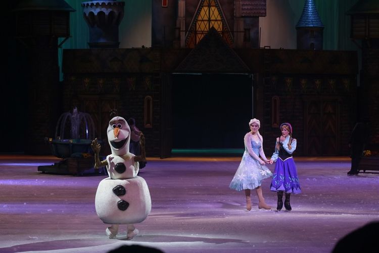 Olaf, Elsa, dan Anna dari Frozen tampil di arena es Singapore Indoor Stadium, Singapura, Rabu (14/3/2018).