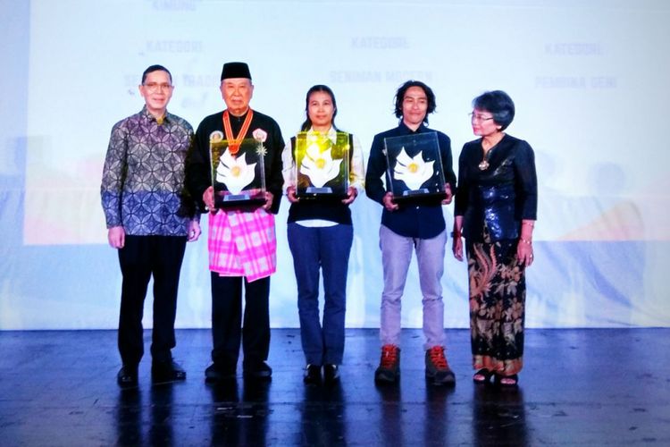 FIB UI memberikan anugerah budaya kepada tiga orang praktisi atau seniman yang
dinilai telah berjasa dalam menjaga tradisi serta melakukan inovasi agar kebudayaan itu lestari dari
generasi ke generasi. 