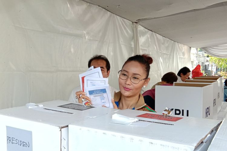 Inul Daratista menggunakan hak pilihnya di TPS 171, Pondok Indah, Jakarta Selatan, Rabu (17/4/2019).