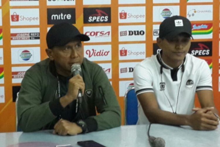 Pelatih PS Tira-Persikabo, Rahmad Darmawan (kiri) saat konferensi pers setelah berhasil mengalahkan Arema FC di Stadion Gajayana, Kota Malang, Sabtu (29/6/2019)