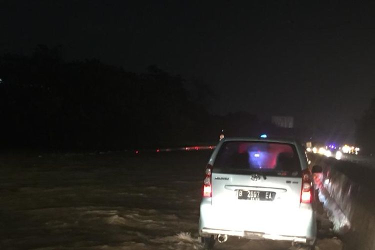 Banjir di ruas tol Jakarta Outer Ring Road (JORR) Bintaro-Serpong, Jumat (26/4/2019) malam.