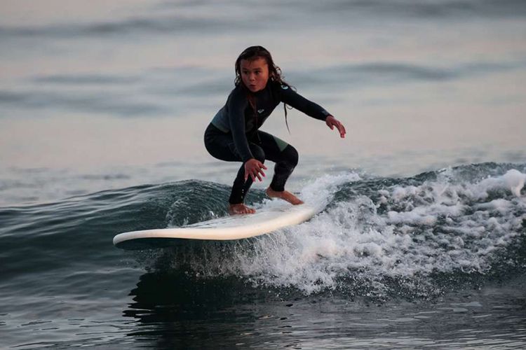 Sky Brown melakukan surfing di sebuah pantai di Kota Takanabe, prefektur Miyazaki, Jepang, Minggu (14/1/2018). Sky Brown, atlet skateboard profesional termuda di dunia yang masih berusia 9 tahun itu tengah fokus mempersiapkan diri untuk mengikuti ajang bergengsi Olimpiade Tokyo 2020.