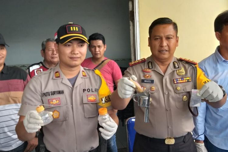 Kapolresta Palembang Kombes Pol Wahyu Bintono Hari Bawono menunjukkan barang bukti berupa satu senjata api rakitan yang didapatkan dari tersangka Arianto alias Ari Tomex (23), saat berada di rumah sakit Bhayangkara Palembang, Sumatera Selatan, Rabu (2/1/2019).