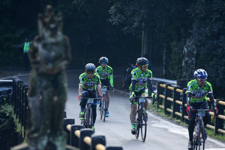 Pesepeda mengikuti balap sepeda Gran Fondo New York (GNFY) Bali 2018 di Bali, Minggu (4/2/2018). Sedikitnya 1500 peserta dari 30 negara mengikuti balapan yang dibagi menjadi dua kategori 142 kilometer dan 80 kilometer.