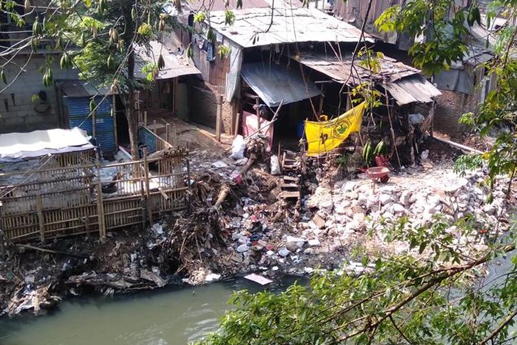 Warga Bantaran Kali Ciliwung