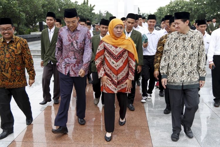 Menteri Sosial Republik Indonesia, Khofifah Indar Parawansa melakukan doa bersama dengan siswa STKQ Al Hikam Depok di Taman Makam Pahlawan Kalibata, Jakarta Selatan, Senin (2/10/2017). Kegiatan ini untuk memeringati Hari Kesaktian Pancasila. 