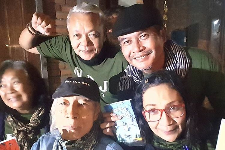 Seusai peluncuran buku di Bentara Budaya Bali, tiga penulis: Noorca Massardi (Hai Aku), Rayni Massardi (Daun Itu Mati) dan Jodhi Yudono (Paijo dan Paijah), berfoto bersama penyair legendaris Indonesia Umbu Landu Paranggi.