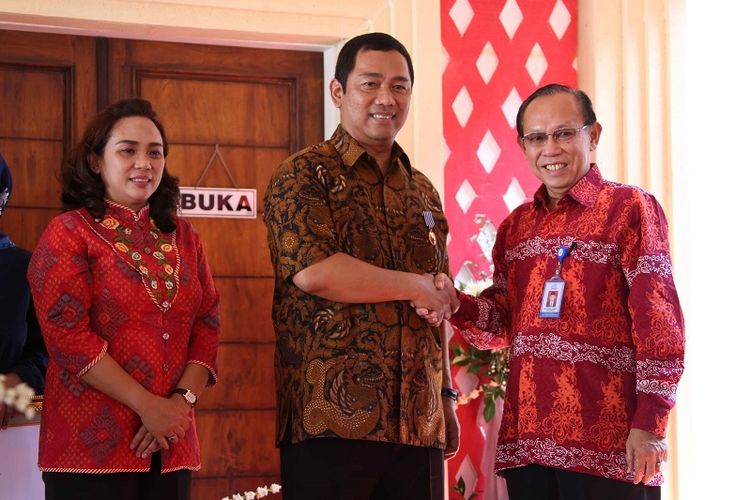 Wali Kota Semarang Hendrar Prihadi menerima penghargaan Manggala Karya Kencana dari Kepala BKKBN Surya Chandra Surapaty, Jumat (15/9/2017) 