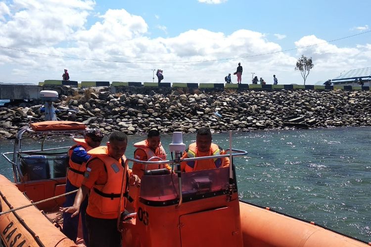 Tim SAR Pos Namlea dikerahkan untuk mencari kapal kargo MV Nur Allya yang hilang kontak di peraiaran Pulau Buru, Maluku, Minggu (25/8/2019/) fotodok Kepala Kantor SAR Ambon