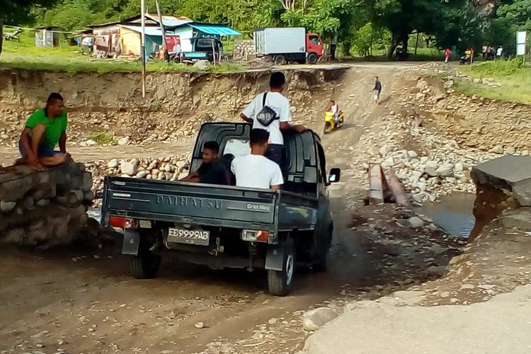 Kendaraan sudah bisa melintas di jembatan darurat Kali Dagemage yang sudah diperbaiki, Kamis (14/3/2019). 