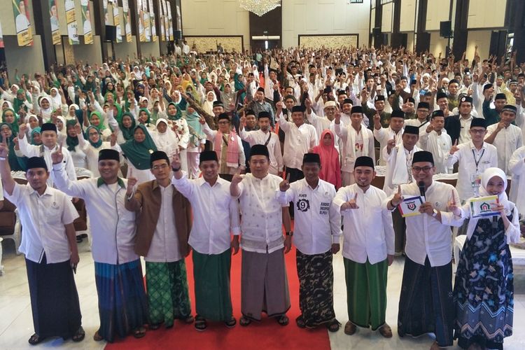 Ribuan Alumni Pesantren se-DKI Jakarta mendeklarasikan dukungan untuk calon presiden nomor urut 01 Joko Widodo-Maruf Amin. Deklarasi dukungan digelar di gedung Grand Mangaraja, Jakarta Utara, Sabtu (23/3/2019). 