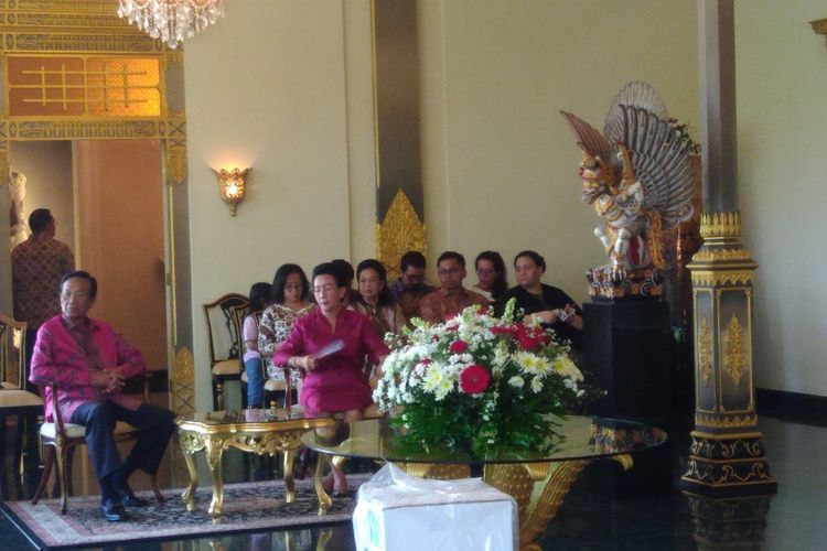 Gubernur DIY Sri Sultan Hamengku Buwono X dan keluarga Mengantri Untuk Mencoblos di TPS 15 Kelurahan Panembahan, Kecamatan Kraton, Kota Yogyakarta. Rabu (17/4/2019).
